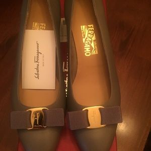 Salvatore Ferragamo Vara Accent Leather Pumps   9 C